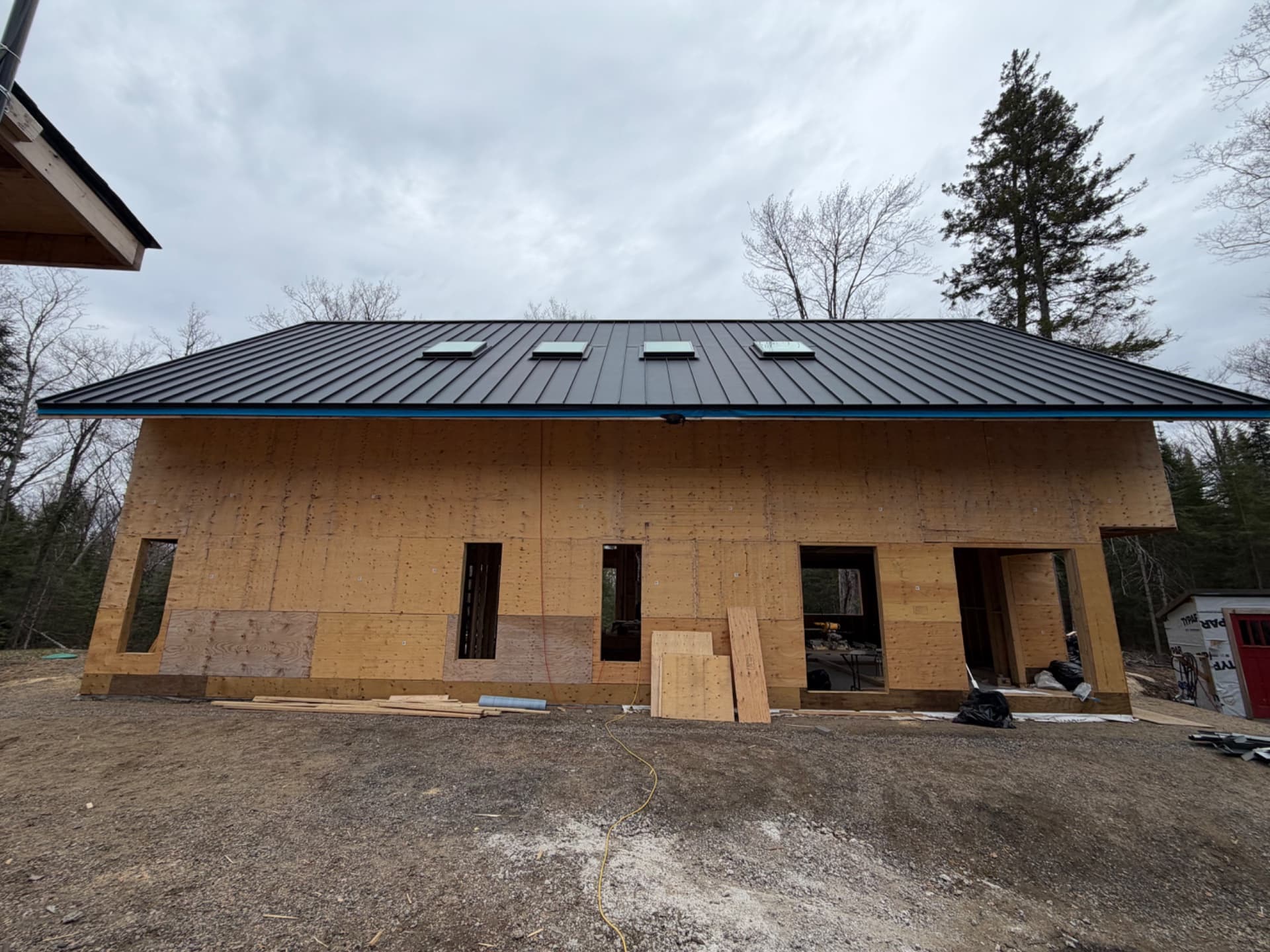 Standing Seam with 4 skylight in Muskoka — VAH Construction
